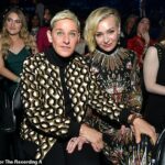 Ellen DeGeneres (à esquerda) e sua esposa Portia de Rossi (à direita) mudaram-se para a Inglaterra há um ano, colocando a culpa firmemente em Donald Trump