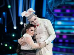 Ellie Goldstein é a última celebridade a deixar o Strictly Come Dancing enquanto Balvinder Sopal de EastEnders sobrevive ao seu TERCEIRO baile Ellie Goldstein foi a última celebridade a ser mandada embora do Strictly Come Dancing no domingo, enquanto Balvinder Sopal sobreviveu ao seu terceiro baile