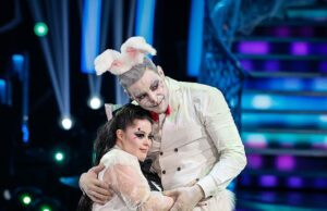 Ellie Goldstein é a última celebridade a deixar o Strictly Come Dancing enquanto Balvinder Sopal de EastEnders sobrevive ao seu TERCEIRO baile Ellie Goldstein foi a última celebridade a ser mandada embora do Strictly Come Dancing no domingo, enquanto Balvinder Sopal sobreviveu ao seu terceiro baile