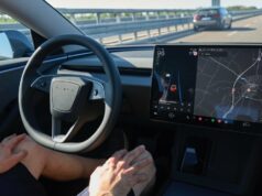 Elon Musk: Os motoristas da Tesla em breve poderão enviar mensagens de texto e dirigir Elon Musk: Os motoristas da Tesla em breve poderão enviar mensagens de texto e dirigir