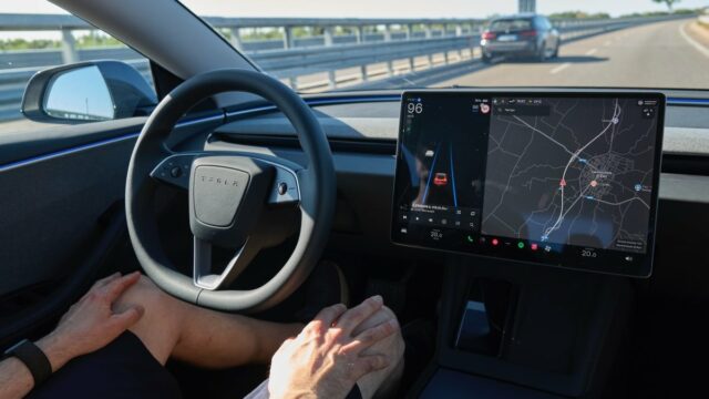 Elon Musk: Os motoristas da Tesla em breve poderão enviar mensagens de texto e dirigir
