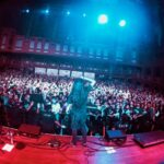 Em meio à crescente nostalgia emo, o febril show ao vivo de Hot Mulligan prova que eles são tão vitais quanto seus ídolos: crítica do concerto