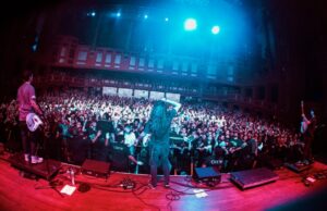 Em meio à crescente nostalgia emo, o febril show ao vivo de Hot Mulligan prova que eles são tão vitais quanto seus ídolos: crítica do concerto Em meio à crescente nostalgia emo, o febril show ao vivo de Hot Mulligan prova que eles são tão vitais quanto seus ídolos: crítica do concerto