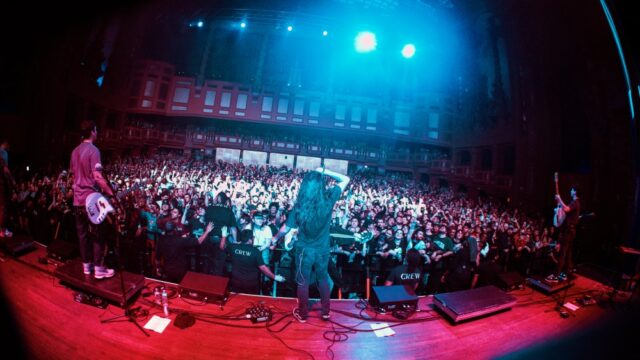 Em meio à crescente nostalgia emo, o febril show ao vivo de Hot Mulligan prova que eles são tão vitais quanto seus ídolos: crítica do concerto
