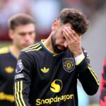 Bruno Fernandes com a cabeça nas mãos pelo Manchester United.