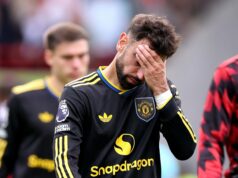 ‘Em todos os aspectos’ – Andrés Iniesta explica perfeitamente porque Bruno Fernandes não está no seu melhor pelo Man United – opinião Bruno Fernandes com a cabeça nas mãos pelo Manchester United.