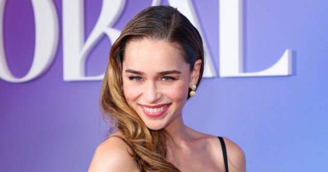 Emilia Clarke surpreende com um vestido transparente e com babados Gettyimages-224038011-Emilia-clarres-em-shur-vestido-com babados-durante-raro-aparecimento-de-tapete-vermelho-vermelho
