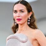Emily Blunt detalha a primeira audição do filme aos 19 anos, diz que o diretor falou com ela e disse a ela: Imagine 'Seu pai está fodendo a secretária dele'. Você fica muito bravo'