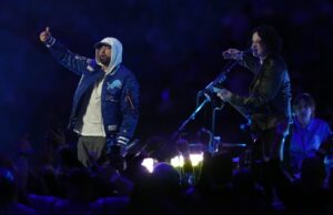Eminem se junta a Jack White para show do intervalo no jogo de Ação de Graças do Detroit Lions Eminem se junta a Jack White para show do intervalo no jogo de Ação de Graças do Detroit Lions