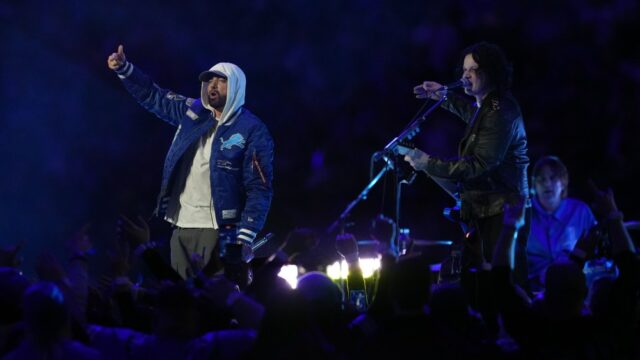 Eminem se junta a Jack White para show do intervalo Eminem se junta a Jack White para show do intervalo no jogo de Ação de Graças do Detroit Lions
