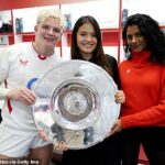 Todos sorrisos: Henry Pollock da Inglaterra, a tenista britânica Emma Raducanu e a atriz Simone Ashley posam com o escudo Hillary