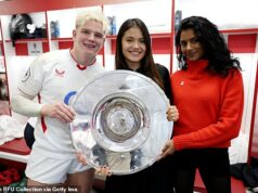 Emma Raducanu ajuda o herói inglês Henry Pollock a comemorar a vitória histórica sobre os All Blacks depois de desafiar Haka Todos sorrisos: Henry Pollock da Inglaterra, a tenista britânica Emma Raducanu e a atriz Simone Ashley posam com o escudo Hillary