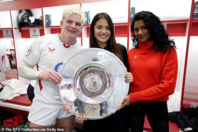 Emma Raducanu ajuda o herói inglês Henry Pollock a comemorar Todos sorrisos: Henry Pollock da Inglaterra, a tenista britânica Emma Raducanu e a atriz Simone Ashley posam com o escudo Hillary