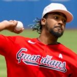 Emmanuel Clase aguarda sentença de 65 anos após ser libertado sob fiança. Emmanuel Clase arremessando para o Cleveland Guardians durante um jogo de maio de 2023 no Progressive Field.