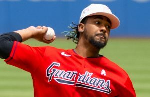 Emmanuel Clase aguarda sentença de 65 anos após ser libertado sob fiança Emmanuel Clase aguarda sentença de 65 anos após ser libertado sob fiança. Emmanuel Clase arremessando para o Cleveland Guardians durante um jogo de maio de 2023 no Progressive Field.