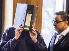 Enfermeira que matou 10 pacientes para aliviar sua carga de trabalho pega prisão perpétua A enfermeira acusada Volker Breyer Ap