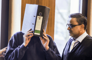 Enfermeira que matou 10 pacientes para aliviar sua carga de trabalho pega prisão perpétua A enfermeira acusada Volker Breyer Ap