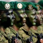 Soldados da brigada de tanques Panzerbrigade 21 da Bundeswehr equipados com costas eletrônicas e equipamentos de comunicação vistos durante uma visita em 30 de março de 2022 em Augustdorf, Alemanha.