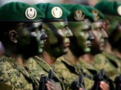 Enorme ameaça que levou vários países a trazer de volta o recrutamento militar Soldados da brigada de tanques Panzerbrigade 21 da Bundeswehr equipados com costas eletrônicas e equipamentos de comunicação vistos durante uma visita em 30 de março de 2022 em Augustdorf, Alemanha.