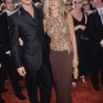 Jennifer Aniston fotografada no tapete vermelho em setembro de 1999 com seu então namorado, o ator Brad Pitt - eles se casaram no ano seguinte