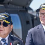O presidente indonésio Prabowo Subianto e o primeiro-ministro Anthony Albanese na cabine de comando do HMAS Canberra em Sydney, onde anunciaram um pacto de defesa.