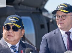 Enquanto a Coalizão se autoimola, Albanese avança no cenário mundial O presidente indonésio Prabowo Subianto e o primeiro-ministro Anthony Albanese na cabine de comando do HMAS Canberra em Sydney, onde anunciaram um pacto de defesa.