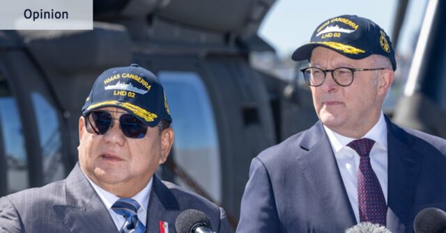 Enquanto a Coalizão se autoimola, Albanese avança no cenário mundial O presidente indonésio Prabowo Subianto e o primeiro-ministro Anthony Albanese na cabine de comando do HMAS Canberra em Sydney, onde anunciaram um pacto de defesa.