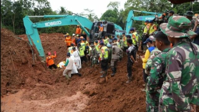 Equipe SAR encontra mais 2 vítimas do deslizamento de terra em Banjarnegara, total de 12 pessoas mortas
