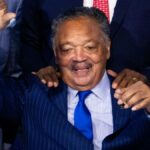 Equipe do Rev. Jesse Jackson emite atualização de saúde após visita de Clinton ao hospital: 'Sob bons cuidados'