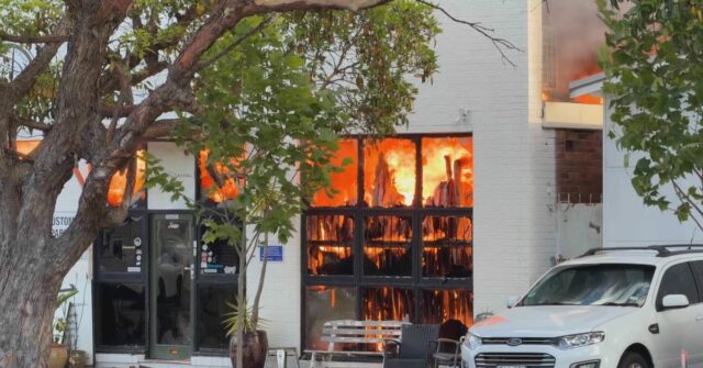 O incêndio começou há menos de uma hora em Brookvale e ainda está fora de controle.