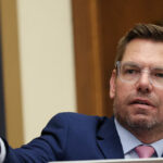 Eric Swalwell considerando uma candidatura para governador da Califórnia