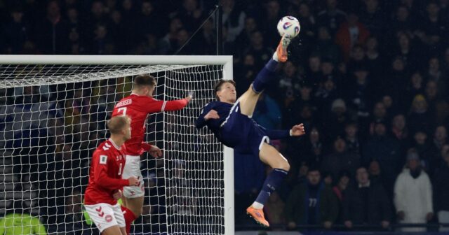 Futebol Futebol - Copa do Mundo FIFA - Eliminatórias da UEFA - Grupo C - Escócia x Dinamarca - Hampden Park, Glasgow, Escócia, Grã-Bretanha - 18 de novembro de 2025 Scott McTominay da Escócia comemora seu primeiro gol Action Images via Reuters/Lee Smith TPX IMAGENS DO DIA