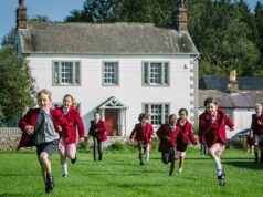 Escola particular atingida pelo aumento do IVA trabalhista deve fechar antes do Natal, a menos que £ 180 mil em financiamento de emergência possam ser arrecadados Uma pequena e pitoresca escola particular atingida pelo aumento do IVA trabalhista deve fechar antes do Natal, a menos que £ 180.000 em financiamento de emergência possam ser arrecadados (foto: Hunter Hall)