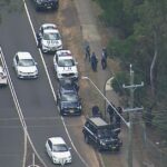 Um transeunte com armas de brinquedo provocou um susto, colocando várias escolas no noroeste de Sydney no bloqueio e causando uma grande operação policial.