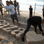 Escultores palestinos criam arte na areia da praia de Gaza para escapar da guerra de Israel
