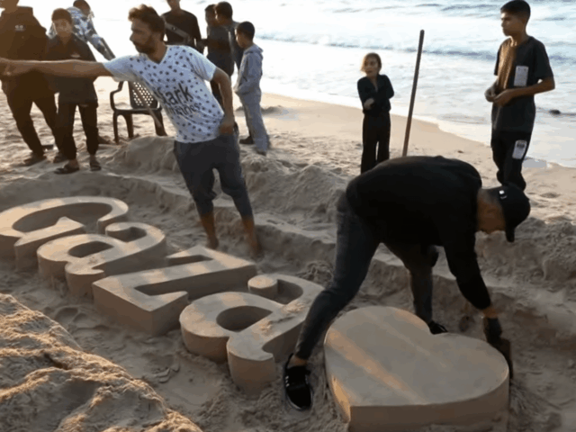 Escultores palestinos criam arte na areia da praia de Gaza para escapar da guerra de Israel
