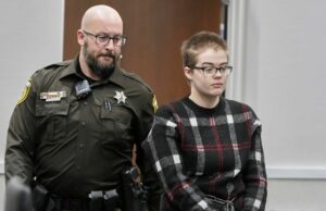 Esfaqueador de ‘Slender Man’ desaparece de casa coletiva nos EUA Morgan Geyser aparece em um tribunal do condado de Waukesha na quinta-feira, 9 de janeiro de 2025, em Waukesha, Wisconsin (AP Photo/Morry Gash)