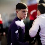 Shea Lacey em ação pelo Man Utd sub-21, kit preto