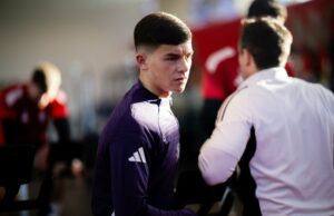 Especialistas do MUTV elogiam Shea Lacey com afirmação ‘absolutamente ultrajante’ feita sobre o garoto-prodígio do Man Utd Shea Lacey em ação pelo Man Utd sub-21, kit preto