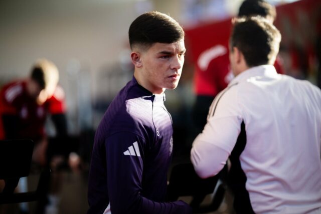 Especialistas do MUTV elogiam Shea Lacey com afirmação ‘absolutamente ultrajante’ Shea Lacey em ação pelo Man Utd sub-21, kit preto