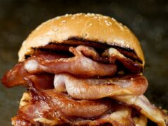 Especialistas em nutrição revelam como tornar seu sanduíche de bacon MAIS SAUDÁVEL… depois que a carne rica em nitratos está associada a uma série de cânceres O NHS não recomenda mais do que 70g de carne processada por dia - cerca de duas fatias grossas de bacon, uma salsicha e meia ou apenas um terço de um bife de 8 onças