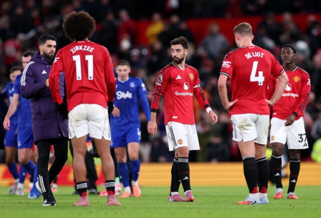 Bruno Fernandes e Kobbie Mainoo durante a partida da Premier League entre Manchester United e Everton em Old Trafford em 2025 em Manchester, Inglaterra.