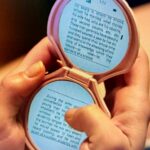 Motorola Razr+, Galaxy Z Flip 5, Vivo X Flip e OPPO Find N3 Flip em uma mesa meio dobrada