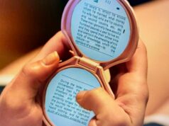 Esqueci do monstro do meu filme de Halloween por causa desse telefone maluco Motorola Razr+, Galaxy Z Flip 5, Vivo X Flip e OPPO Find N3 Flip em uma mesa meio dobrada