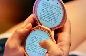 Esqueci do monstro do meu filme de Halloween por causa desse telefone maluco Motorola Razr+, Galaxy Z Flip 5, Vivo X Flip e OPPO Find N3 Flip em uma mesa meio dobrada