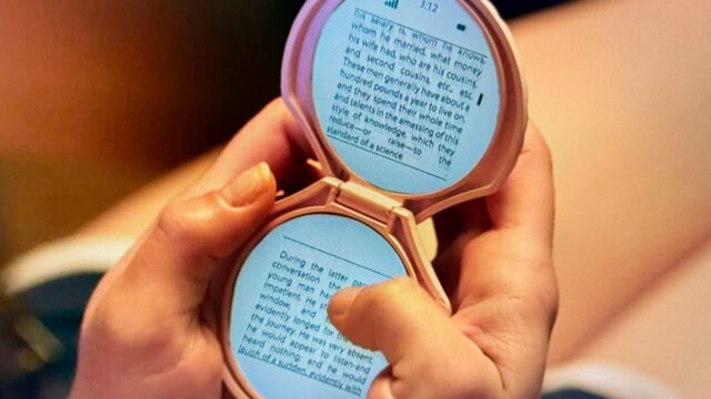 Motorola Razr+, Galaxy Z Flip 5, Vivo X Flip e OPPO Find N3 Flip em uma mesa meio dobrada