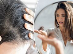 Esse mau hábito pode fazer seu cabelo cair – e deixar o que sobrou dele grisalho Jovem preocupada olhando no espelho para um monte de cabelo caído na mão.