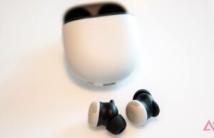 Esses fones de ouvido do Google já se esgotaram uma vez na Black Friday, então você provavelmente deveria comprar um par durante o reabastecimento Três pares de Pixel Buds Pro nas cores azul, branco e vermelho dispostos em seus estojos de carregamento.