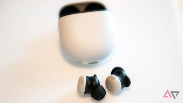 Três pares de Pixel Buds Pro nas cores azul, branco e vermelho dispostos em seus estojos de carregamento.