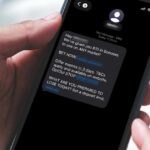 Um telefone mostrando uma mensagem de texto de uma empresa de jogos de azar para um cliente.